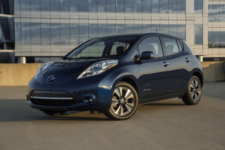 nissan-leaf in black